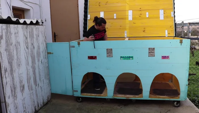 Instalación de la base: Coloca las ruedas en la base para facilitar el movimiento y proteger la madera de la humedad.