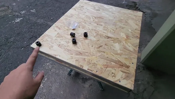 Instalar patitas de hule en la base.