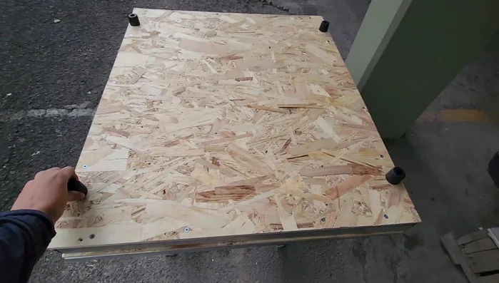 Construir y fijar las dos fachadas restantes con piezas de canal cortadas en ángulo.