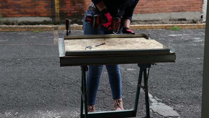 Construir y fijar las dos fachadas restantes con piezas de canal cortadas en ángulo.