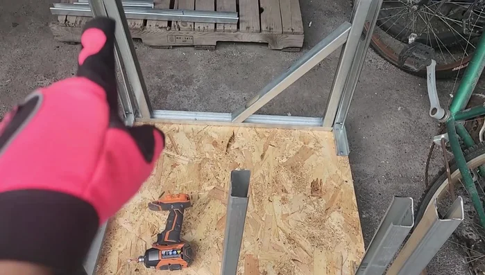 Construir y fijar las dos fachadas restantes con piezas de canal cortadas en ángulo.