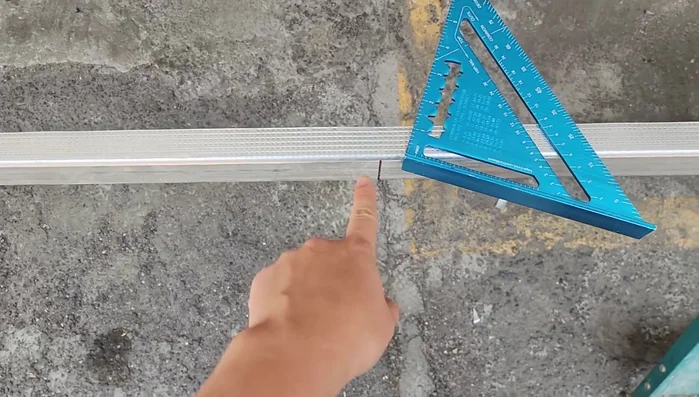 Construir y fijar las dos fachadas restantes con piezas de canal cortadas en ángulo.