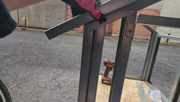 Fijar la estructura de la techumbre a los canales de cerramiento.