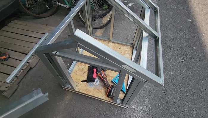 Fijar la estructura de la techumbre a los canales de cerramiento.