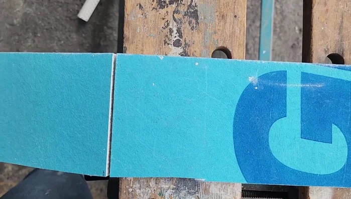 Instalar esquineras de PVC en las esquinas y la puerta.