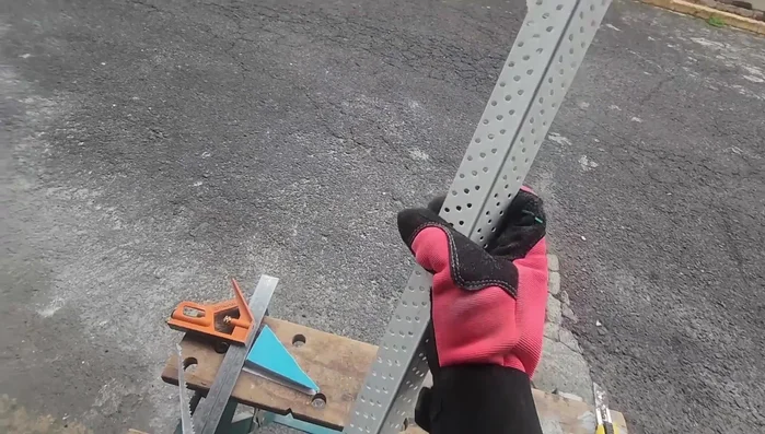 Instalar esquineras de PVC en las esquinas y la puerta.