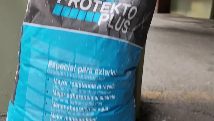 Lijar y pintar las superficies (blanco para el interior y gris para las fachadas).