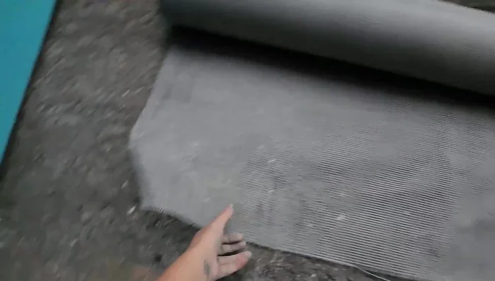 Lijar y pintar las superficies (blanco para el interior y gris para las fachadas).