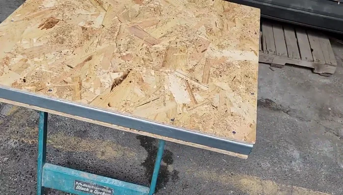 Cortar el panel USB a las medidas de 85 x 70 cm y fijarlo al bastidor con tornillos de 6 mm x 1 1/8".