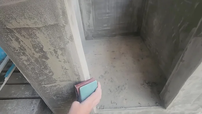 Lijar y pintar las superficies (blanco para el interior y gris para las fachadas).