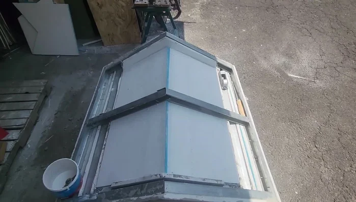 Construir el plafón interior, repitiendo el proceso de encintado y repellado.