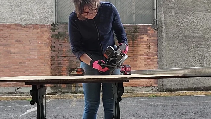 Instalar goterones metálicos y tejas asfálticas con adhesivo y clavos.