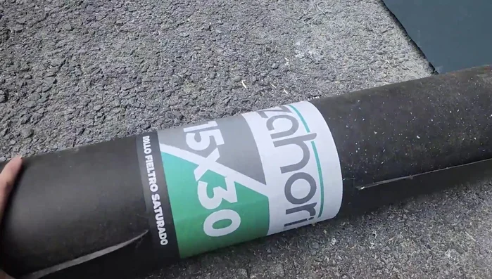 Instalar goterones metálicos y tejas asfálticas con adhesivo y clavos.