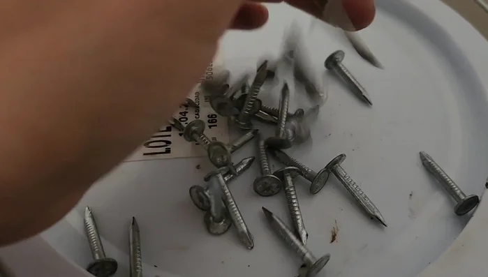 Instalar goterones metálicos y tejas asfálticas con adhesivo y clavos.