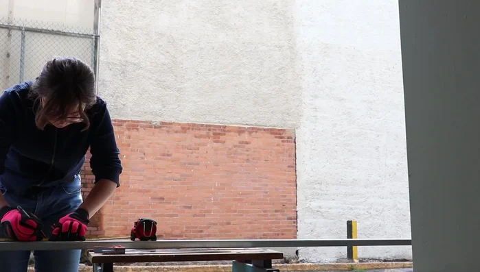 Cortar el panel USB a las medidas de 85 x 70 cm y fijarlo al bastidor con tornillos de 6 mm x 1 1/8".