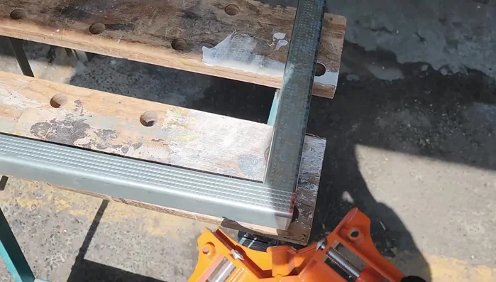 Cortar el panel USB a las medidas de 85 x 70 cm y fijarlo al bastidor con tornillos de 6 mm x 1 1/8".