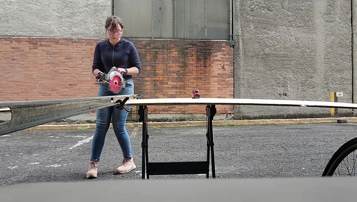 Cortar el panel USB a las medidas de 85 x 70 cm y fijarlo al bastidor con tornillos de 6 mm x 1 1/8".