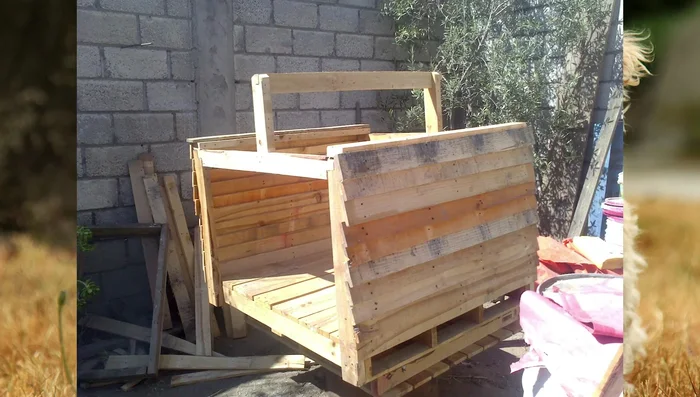 Tapar las paredes: Clavar las tablas delgadas para formar las paredes, de abajo hacia arriba, para evitar filtraciones.