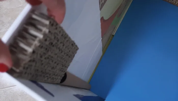 Colocar el cartón del techo con cintas de raso para poder abrirlo y limpiarlo fácilmente. Se puede fijar con velcro para mayor estabilidad.