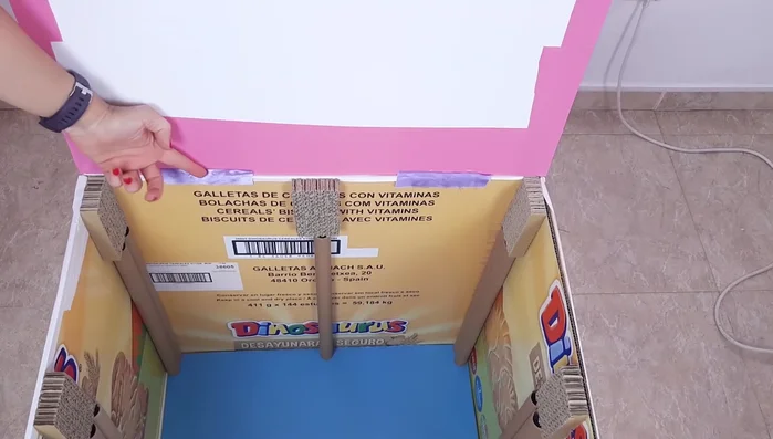 Colocar el cartón del techo con cintas de raso para poder abrirlo y limpiarlo fácilmente. Se puede fijar con velcro para mayor estabilidad.