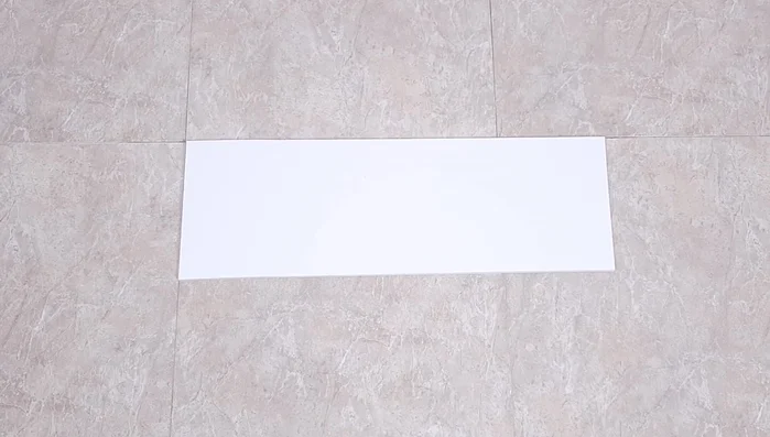 Crear la terraza con cartón pluma: dibujar y recortar una valla con intervalos de 4cm, forrar con vinilo negro y pegar con silicona.