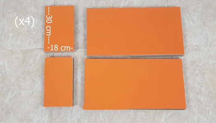 Construir la escalera con cartones fuertes, uniéndolos con silicona para formar un cajón.