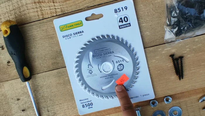 Crear la base de la casa con el disco de corte, tornillos, rondanas y tuercas. Utilizar el taladro para asegurar las piezas.