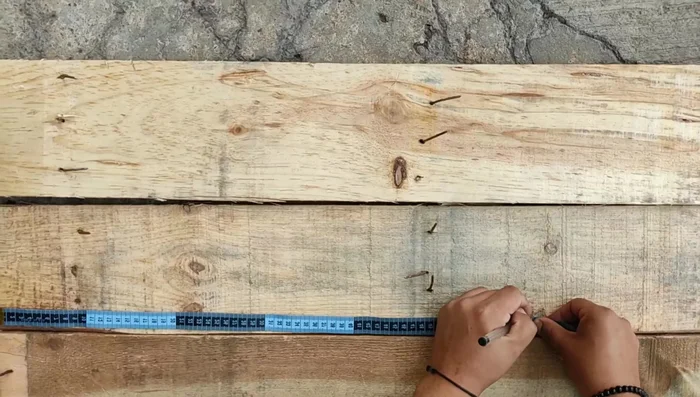 Cortar las tablas para las paredes y el techo. Medir 60 cm para las paredes.