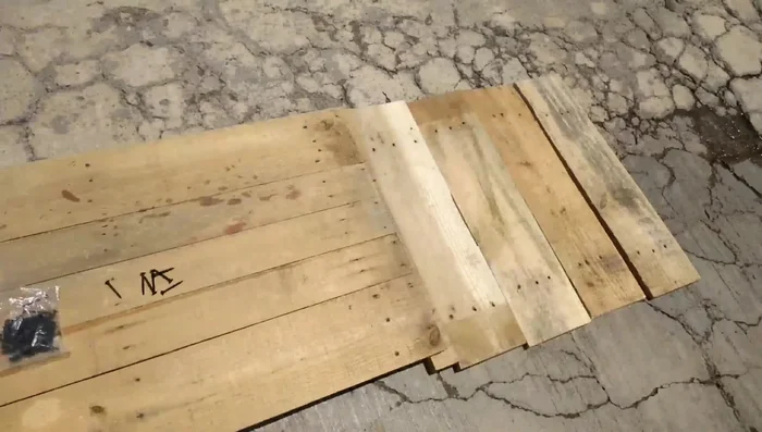 Ensamblar las paredes. Unir las tablas con tornillos y fijas para asegurar la estructura.