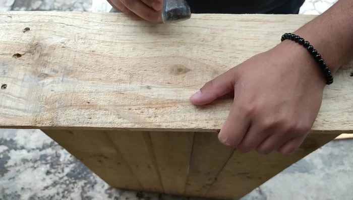 Construir los soportes para el techo. Asegurarlos a las paredes con tornillos.