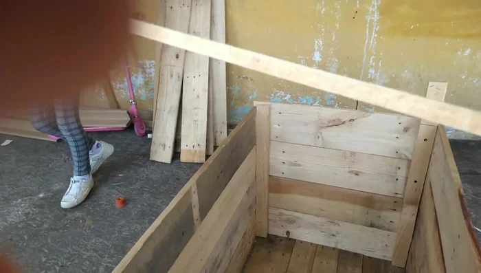 Colocar las tablas del techo sobre los soportes, fijándolas con tornillos.