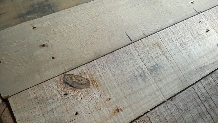 Crear la puerta. Medir y cortar la sección de la pared para la puerta.