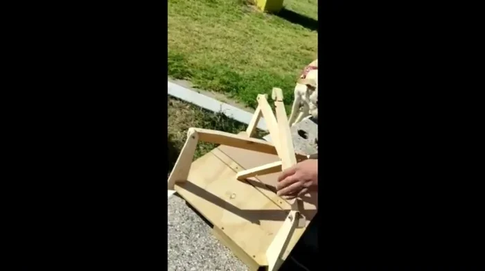 Enganchar el pilar superior y unir todos los pilares.