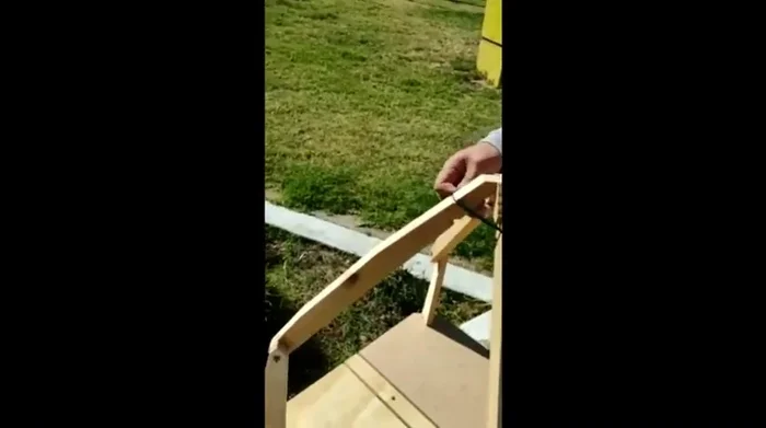 Colocar la liga tensora y el soporte para dar rigidez a la estructura.