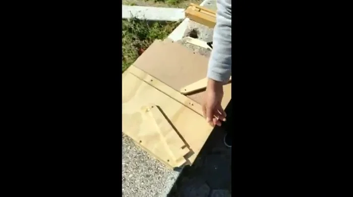 Colocar los pilares inferiores (A, B, C) siguiendo las instrucciones. Aplicar presión para asegurarlos.