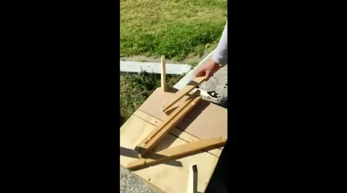 Colocar los pilares superiores (A, B, C) en la parte superior de los pilares inferiores, utilizando los tornillos incluidos.