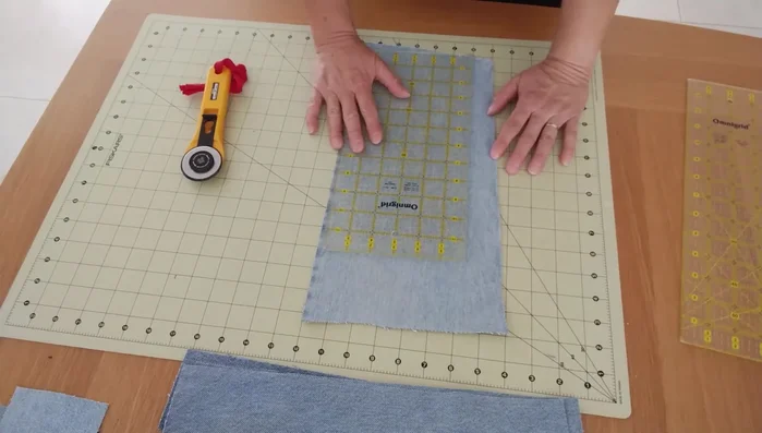 Corte de los cuadros: Cortar cuadros de 6.5 pulgadas utilizando la regla y el tapete de corte.