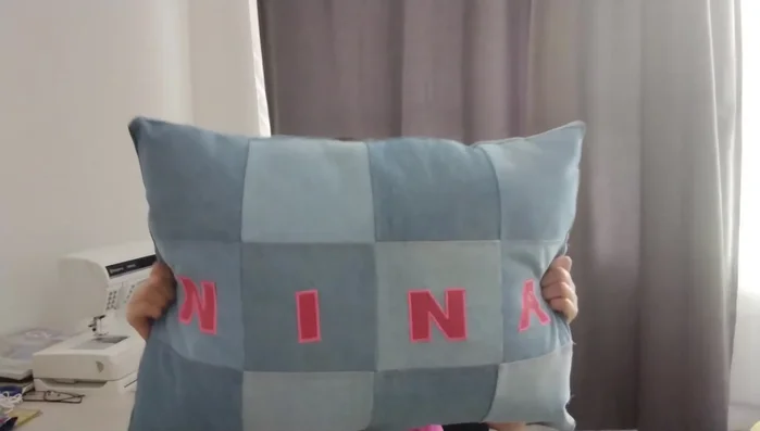 Rellenar la almohada: Rellenar la almohada con el material elegido.