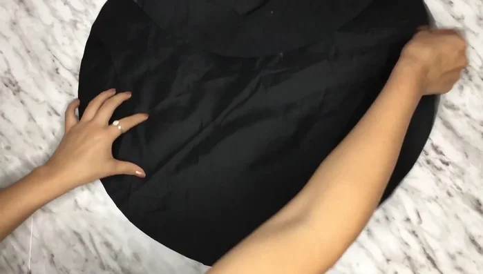 Marcar la tela superior: Doblar la tela en cuatro partes para marcar los puntos de unión con la base. Esto facilita la unión uniforme.