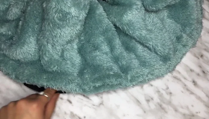 Coser la tela superior: Coser la tela superior a la base con máquina recta, dejando una pequeña abertura para dar la vuelta y rellenar con la napa.