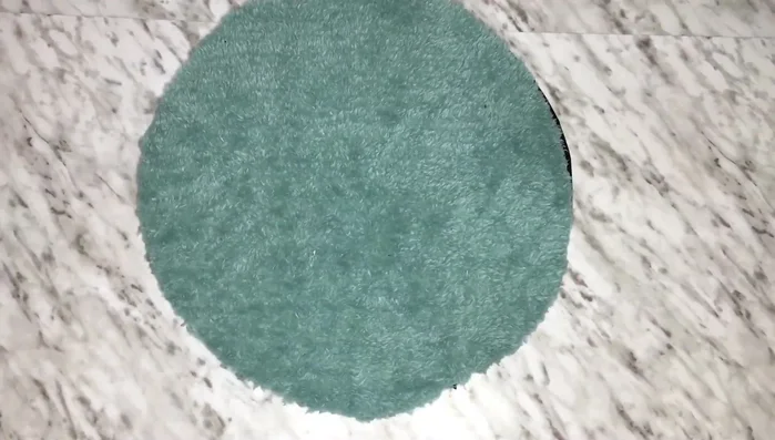 Dar la vuelta: Una vez cosido, girar la pieza a través de la abertura creada en la unión de las telas. El borde quedará completamente rematado.