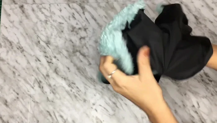 Dar la vuelta: Una vez cosido, girar la pieza a través de la abertura creada en la unión de las telas. El borde quedará completamente rematado.