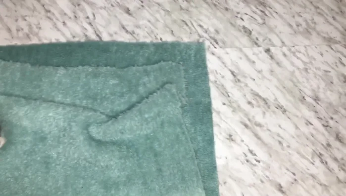 Marcar la tela superior: Doblar la tela en cuatro partes para marcar los puntos de unión con la base. Esto facilita la unión uniforme.