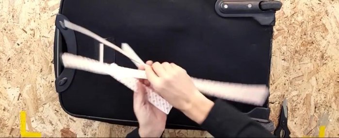 Colocación del velcro: Pegar tiras de velcro alrededor del perímetro de la base de la maleta. Asegurarse de que esté firmemente adherido.