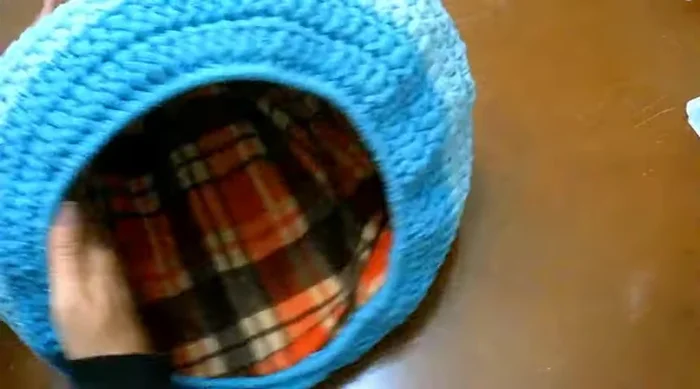 Coser el lado abierto de la cama cueva por el revés para ocultar las costuras.