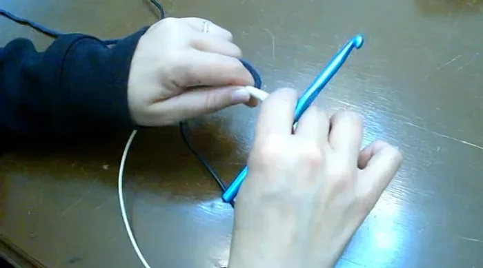 Unir el alambre o metal formando un círculo (puede ser imperfecto). Asegurar con precinto.