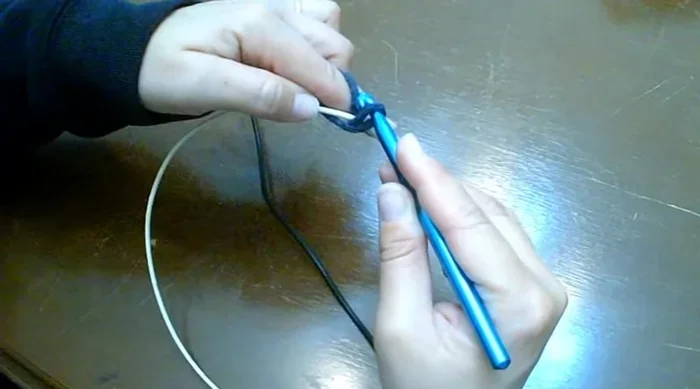 Tejer una base de puntos bajos alrededor del círculo de alambre, cubriendo completamente el alambre.