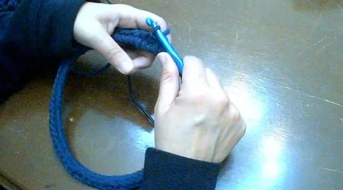 Tejer 5 filas de puntos altos sobre la base de puntos bajos. Para un acabado más limpio, utilizar el punto alto especial explicado en el vídeo (350.08).