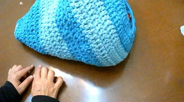 Repetir el paso 5 hasta alcanzar la profundidad deseada. En las últimas 3 filas, hacer una disminución cada 3 puntos altos para estrechar la abertura.