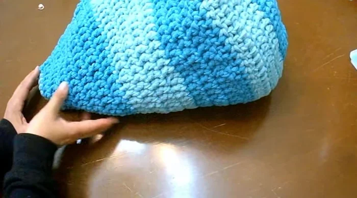 Repetir el paso 5 hasta alcanzar la profundidad deseada. En las últimas 3 filas, hacer una disminución cada 3 puntos altos para estrechar la abertura.